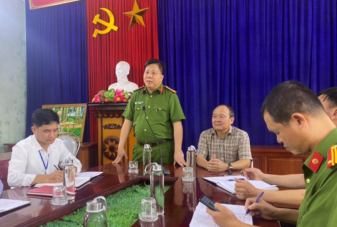 Đại tá Bùi Trung Thành – Phó Giám đốc CATP kiểm tra công tác thực hiện Đề án 06 của Chính phủ tại xã Vinh Quang, huyện Tiên Lãng